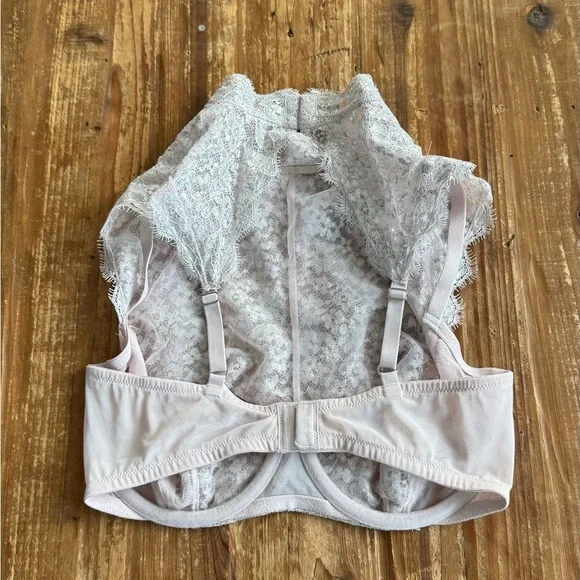 Victoria Secret Lace Bra top in pale pink/silver size 34DD - Picture 2 of 3